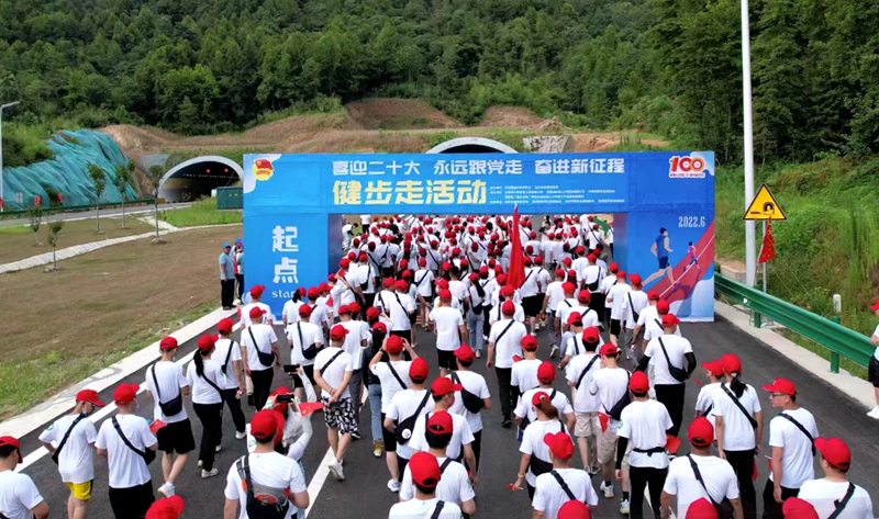 池州市團(tuán)委“喜迎二十大、奮進(jìn)新征程、永遠(yuǎn)跟黨走”健步走活動(dòng)在公司G318項(xiàng)目舉行6