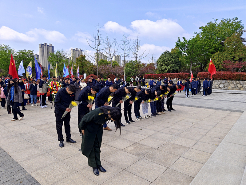 道路合周高速04標黨支部聯(lián)合阜南項目到阜陽市和平公園革命烈士紀念館開展“祭先烈 學(xué)黨史 悟思想 建新功”活動